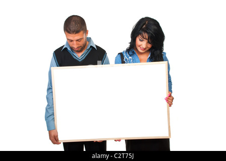 Due persone di affari tenendo un cartone e guardando verso il basso per copiare spazio isolato su sfondo bianco Foto Stock