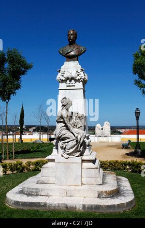 Statua al centro del giardino del palazzo (Jardim do Paco) a Evora, Portogallo. Foto Stock