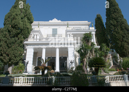 Corfù, Grecia. Ottobre. Il Achilleio o l'Achillion Palace. Parte anteriore. Foto Stock