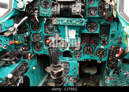 Aeromobile cockpit e strumenti, Mig-23 Flogger sovietica jet da combattimento. Catturato dai militari USA per lo sfruttamento e la formazione. Foto Stock