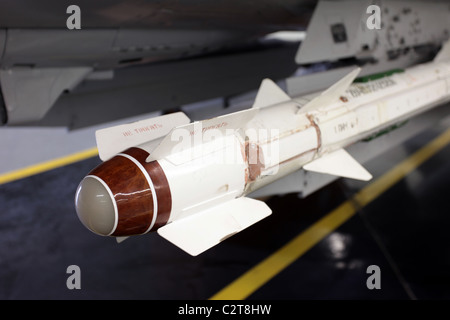 Aria sovietica al missile aria sistema di arma appeso sul parafango del Mig fighter, chiudere la vista di orientamento e testata. Foto Stock