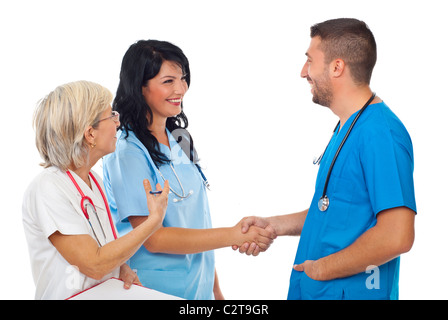 Due medici sorridente fare conoscenza mentre il senior presentando una donna giovane donna per uomo isolato su sfondo bianco Foto Stock