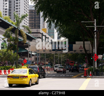 Electronic Road pricing (ERP) per il controllo del traffico aereo il gantry su Orchard Rd, Singapore Foto Stock