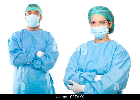 I chirurghi team, l uomo e la donna che indossa uniformi di protezione,i cappucci e maschere e in piedi con le mani incrociate isolato su bianco Foto Stock