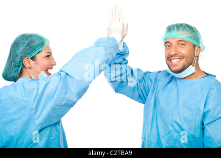 Due chirurghi dando alta cinque dopo il successo di un intervento chirurgico e ridere insieme isolato su sfondo bianco Foto Stock