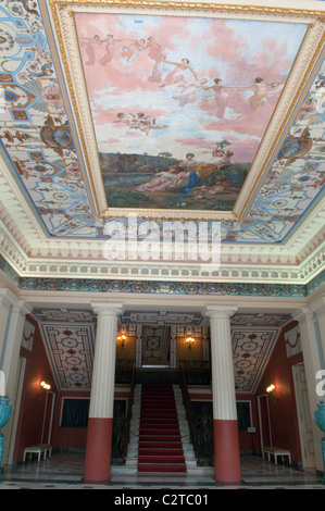 Corfù, Grecia. L'Achillion Palace. Sala di ricevimento e di scala. Soffitto affrescato da Galopi di "Le Quattro Stagioni e le ore' Foto Stock