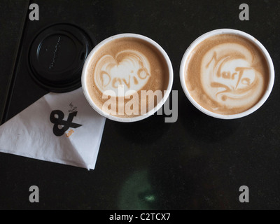 Due cafe lattes visto dalla parte superiore per vedere i nomi dei clienti scritto in schiuma in Antigua, Guatemala. Foto Stock