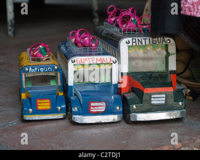 Tre toy 'pollo autobus' sedere sul display per la vendita in entrata anteriore di un piccolo negozio in spagnolo città coloniale di Antigua Foto Stock