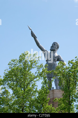 Birmingham, Alabama, STATI UNITI D'AMERICA-aprile 16: Vulcan il più grande ghisa statua nel mondo si affaccia sulla città di Birmingham, AL su Apri Foto Stock