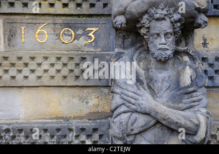 Gouda, Paesi Bassi. Stadhuis (municipio - 1450) Dettaglio della scala principale con data di costruzione (1603) e la statua Foto Stock