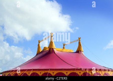 Tenda del circo rosso colore rosa quattro torri cielo blu Foto Stock