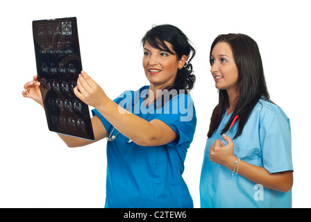 I medici donna sorridente e rivedere una risonanza magnetica isolata di imaging su sfondo bianco Foto Stock