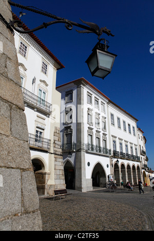 La bianca facciata degli edifici sulla centrale di Praca do Giraldo a Evora, Portogallo. La città è un sito Patrimonio Mondiale dell'UNESCO. Foto Stock