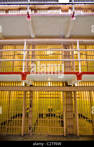 Tre livelli di Cellblock C all'Alcatraz ex prigione federale nella Baia di San Francisco, CA. Il corridoio fu chiamato Michigan Ave. Foto Stock