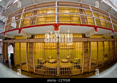 Due livelli di Cellblock C all'Alcatraz ex prigione federale nella Baia di San Francisco, CA, fotografati con un obiettivo fisheye. Foto Stock