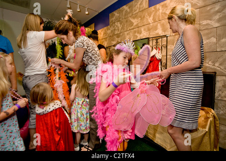 Cinque anni si veste di angelo ali in corrispondenza di una festa di compleanno tenutasi in una realtà virtuale impianto video in Laguna Hill, CA. Foto Stock