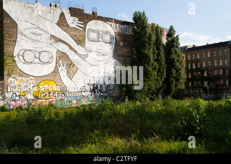 Streetart gigante murale di artista Blu a Kreuzberg Berlino Foto Stock