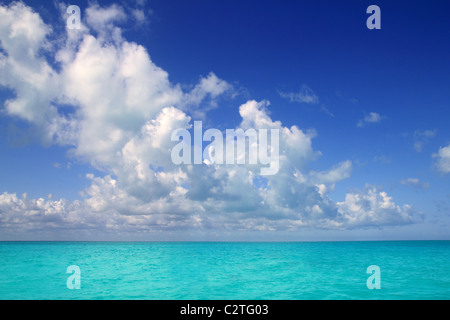 Mar dei Caraibi orizzonte sul cielo blu cumulus giorno di vacanza perfetto paradiso Foto Stock