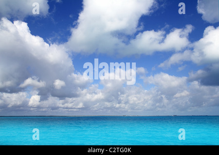 Mar dei Caraibi orizzonte sul cielo blu cumulus giorno di vacanza perfetto paradiso Foto Stock