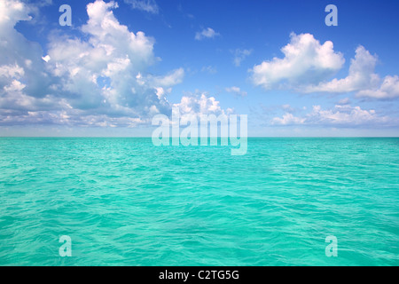Mar dei Caraibi orizzonte sul cielo blu cumulus giorno di vacanza perfetto paradiso Foto Stock