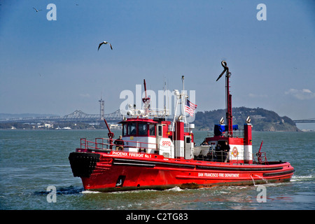 La città di San Francisco fire department fire battello attraversa la baia di San Francisco. Foto Stock