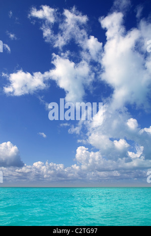 Mar dei Caraibi orizzonte sul cielo blu cumulus giorno di vacanza perfetto paradiso Foto Stock