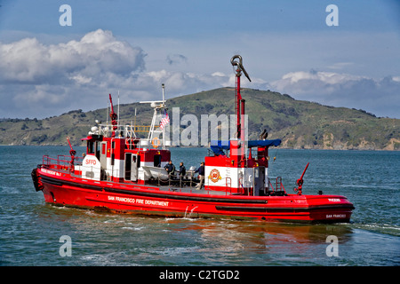 La città di San Francisco fire department fire battello attraversa la baia di San Francisco. Foto Stock