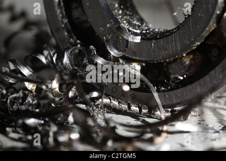 Cuscinetto danneggiato circondato da sfridi di metallo Foto Stock