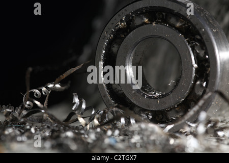 Cuscinetto danneggiato circondato da sfridi di metallo Foto Stock