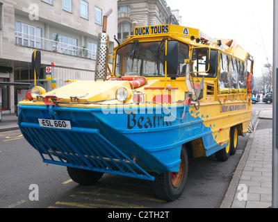 Vista frontale di uno dei anfibio DUKW i veicoli utilizzati per il Duck Tours a Londra Foto Stock