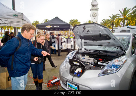 Vano motore e condotto di carica della Nissan Leaf, a cinque porte di dimensioni medie e berlina tutti elettrici a zero emissioni auto. Foto Stock