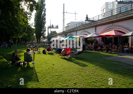 Bar e caffè in una trafficata strada di Berlino Foto Stock