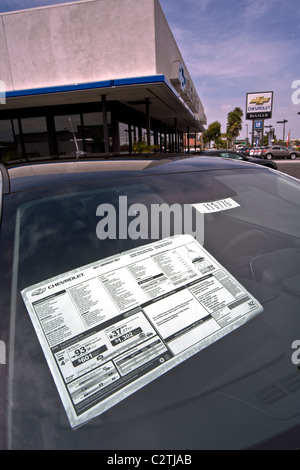 Gli adesivi in finestra di una nuova Chevrolet Volt hybrid gas/auto elettriche descrivere il rendimento del veicolo. Foto Stock