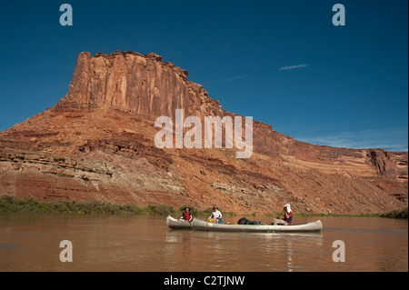 Famiglia discese in canoa lungo un fiume nel deserto nei canyon dello Utah Foto Stock