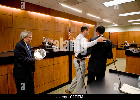 Un felice studente riceve un premio nella corte controverso dal decano della facoltà di diritto dell'Università di California a Irvine. Foto Stock