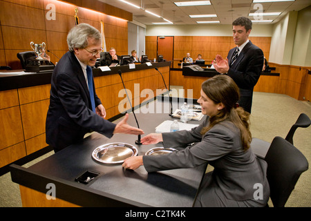 Un felice studente riceve un premio nella corte controverso dal decano della facoltà di diritto dell'Università di California a Irvine. Foto Stock