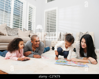 La famiglia sul rilassante soggiorno piano Foto Stock