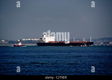 Accompagnata da un rimorchiatore a traino, un oceano andando petroliera attraversa la baia di San Francisco. Nota grande "Vietato Fumare" segno sulla nave. Foto Stock