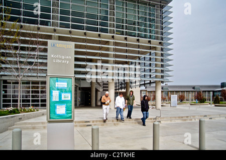 Studenti e un professore passeggiata insieme al di fuori del leone e Dottie Kolligian biblioteca presso la University of California, Merced. Foto Stock