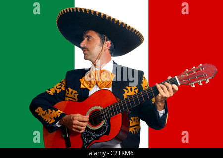 Charro Mariachi suonando la chitarra in Messico bandiera sfondo Foto Stock