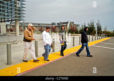 Studenti e un professore passeggiata insieme al di fuori del leone e Dottie Kolligian biblioteca presso la University of California, Merced. Foto Stock