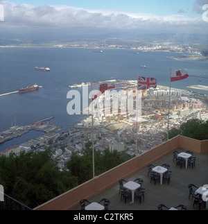 Guardando verso il basso sullo stretto di Gibilterra dal picco dell'enclave Foto Stock
