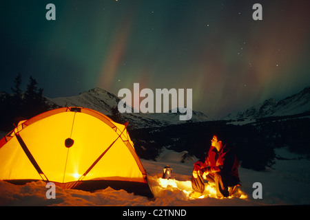 Orologi Uomo luci del nord dal campeggio SC AK Inverno Chugach Mtns Foto Stock