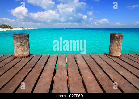 Caraibi molo di legno con il turchese mare aqua blue sky Riviera Maya Foto Stock