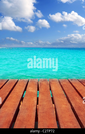 Caraibi molo di legno con il turchese mare aqua blue sky Riviera Maya Foto Stock