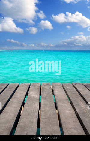 Caraibi molo di legno con il turchese mare aqua blue sky Riviera Maya Foto Stock