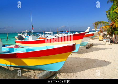 Colorate barche tropicale spiaggiata nella sabbia Isla Mujeres Messico Foto Stock