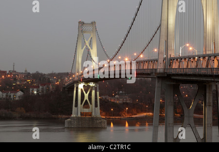 Il ponte Mid-Hudson è accesa fino al crepuscolo Foto Stock