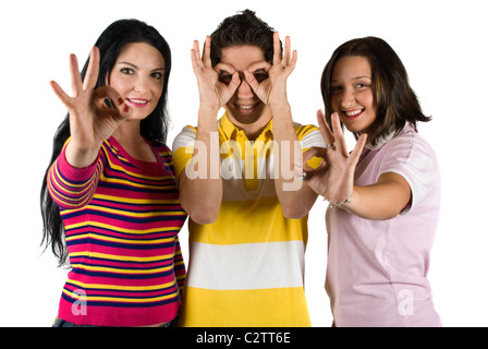 Gruppo di happy amici dando ok segno,il giovane uomo con entrambe le mani in buone condizioni sulla parte anteriore della faccia il suo concetto di tutto è ok Foto Stock