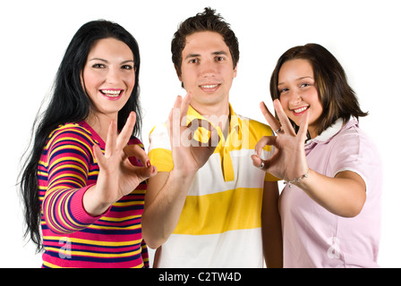 Gruppo di tre amici che mostra bene segno e ridere insieme isolato su sfondo bianco Foto Stock